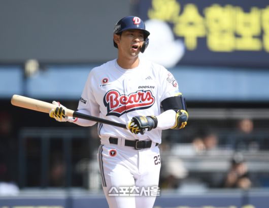 두산 강승호가 서울 잠실구장에서 열린 2025 KBO리그 시범경기 KIA와 경기 4회말 파울을 친 후 아쉬워하고 있다.  잠실 | 최승섭기자 thunder@sportsseoul.com