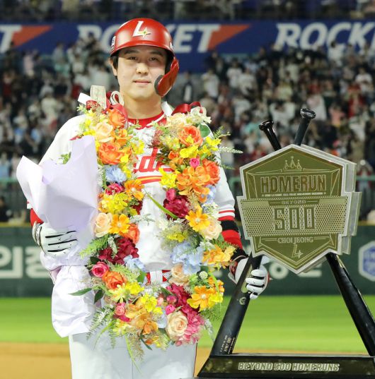 SSG 최정이 13일 인천SSG랜더스필드에서 열린 2025 KBO리그 NC전에서 통산 500홈런을 달성한 후 기념촬영을 하고 있다. 사진 | SSG 랜더스