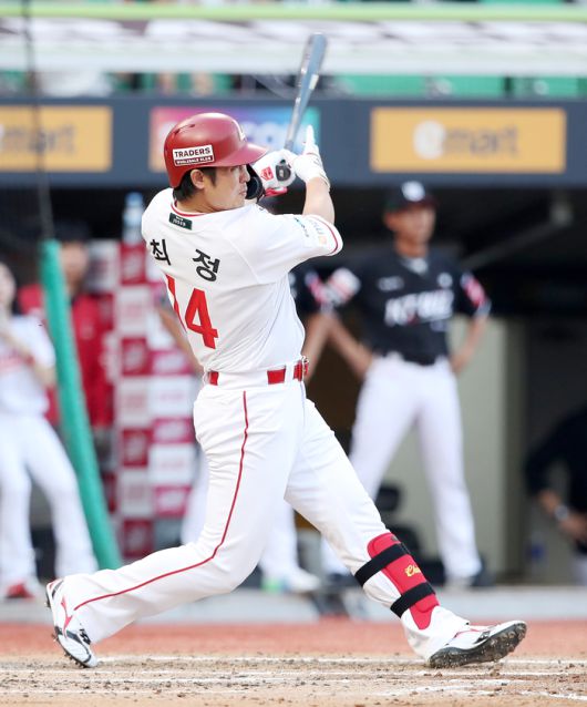 SSG 최정이 9일 인천SSG랜더스필드에서 열린 2025 KBO리그 정규시즌 KT전에서 2루타를 치고 있다. 사진 | SSG 랜더스