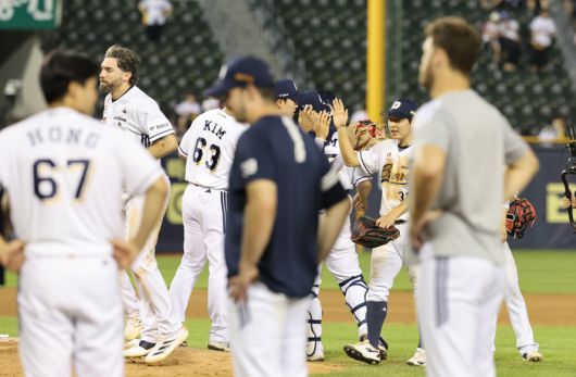 두산 선수들이 27일 서울 잠실구장에서 열린 2025 KBO리그 LG전에서 9-6으로 승리한 뒤 기뻐하고 있다. 사진 | 연합뉴스