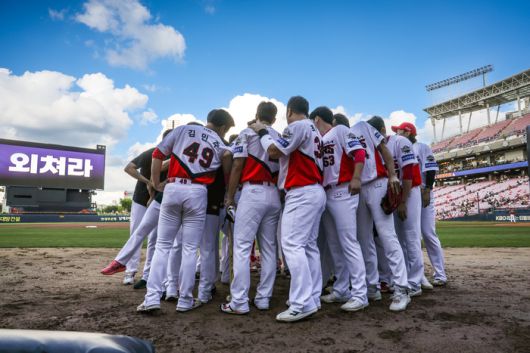 KIA 선수들이 경기 전 모여서 대화를 나누고 있다. 사진 | KIA 타이거즈