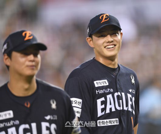 한화 선발투수 문동주가 22일 서울 잠실구장에서 열린 2025 KBO리그 두산과 경기 5회 투구 후 덕아웃으로 들어오며 노시환과 이야기를 나누고 있다. 잠실 | 최승섭기자 thunder@sportsseoul.com