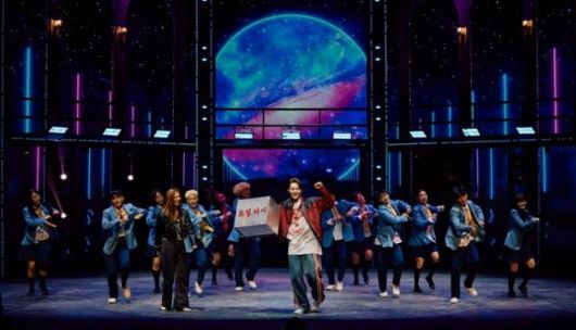 쇼뮤지컬 Again ‘드림하이’에는 전·현직 아이돌들이 대거 출연해 콘서트장을 방불케 하는 화려한 퍼포먼스를 펼친다. 사진 | 아트원컴퍼니