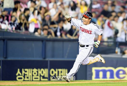 LG 박관우가 10일 잠실구장에서 열린 2025 KBO리그 키움과의 경기 7회말 1사 1루 상황에서 키움 선발투수 알칸타라를 상대로 동점 2점 홈런을 친 뒤 베이스를 돌며 기뻐하고 있다. 잠실 | 박진업 기자 upandup@sportsseoul.com