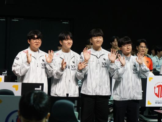 DRX가 24일 부산 진구 부산e스포츠경기장에서 열린 2025 KEL 배틀그라운드 모바일 본선 1일차에 앞서 경기장에 입장하고 있다. 사진 | 한국e스포츠협회