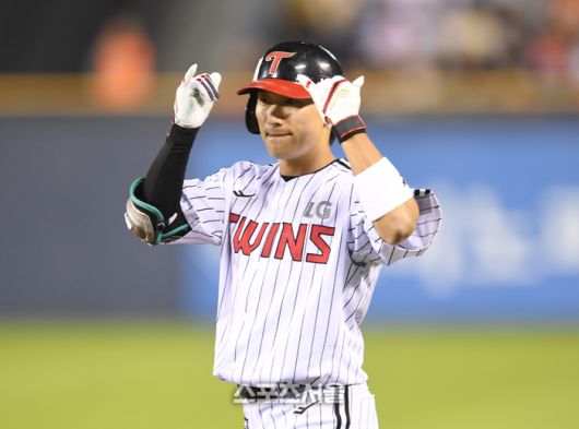 LG 신민재가 29일 서울 잠실구장에서 열린 2025 KBO리그 한화와 경기 5회말 무사1루 내야안타를 친 후 세리머니를 하고 있다. 잠실 | 최승섭기자 thunder@sportsseoul.com