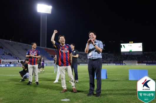 수원FC 이재준(왼쪽) 구단주와 FC안양 최대호 구단주.제공 | 한국프로축구연맹