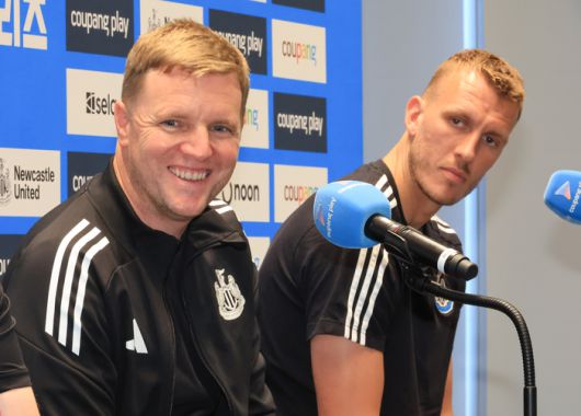 뉴캐슬 에디하우(왼쪽) 감독과 댄 번. 사진 | 수원=연합뉴스