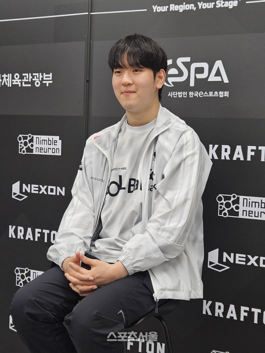 DRX ‘씨재’ 최영재가 24일 부산 진구 부산e스포츠경기장에서 열린 2025 KEL 배틀그라운드 모바일 1일차 종료 후 취재진과 만나고 있다. 부산 | 강윤식 기자 skywalker@sportsseoul.com