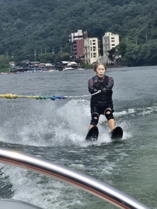 80세인 홍영순씨는 수상스키로 건강을 유지하고 있다. 사진 | 르푸앙 수상레저