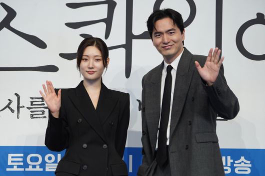 JTBC 새 토일드라마 ‘에스콰이어’ 정채연, 이진욱(왼쪽부터). 사진| JTBC