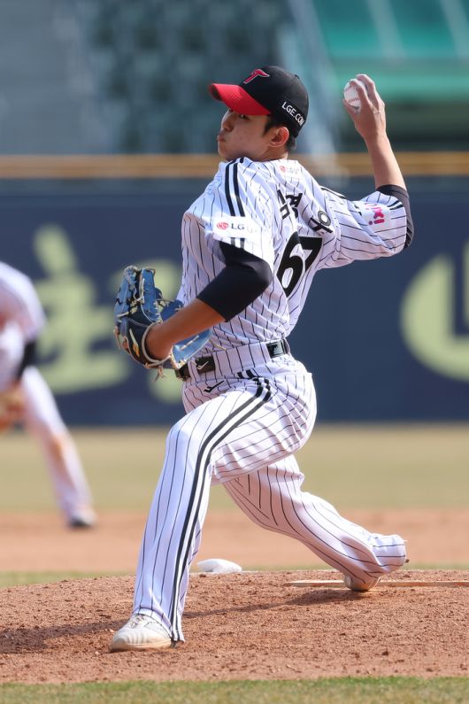 LG 김영우가 17일 서울 잠실구장에서 열린 2025 KBO리그 시범경기 NC전에서 힘차게 공을 던지고 있다. 사진 | LG 트윈스