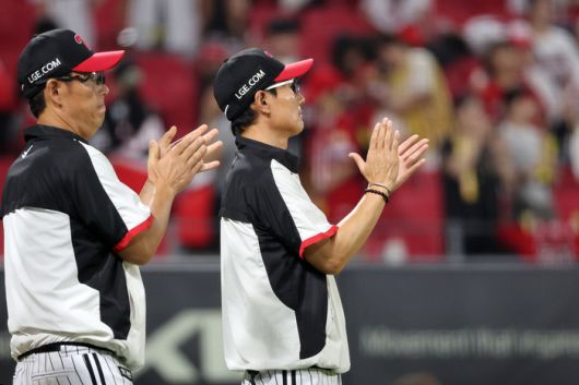 LG 염경엽 감독이 23일 광주-기아챔피언스필드에서 열린 2025 KBO리그 KIA전에서 연장 접전 끝에 6-5 승리를 거둔 뒤 손뼉을 치고 있다.  사진 | 연합뉴스