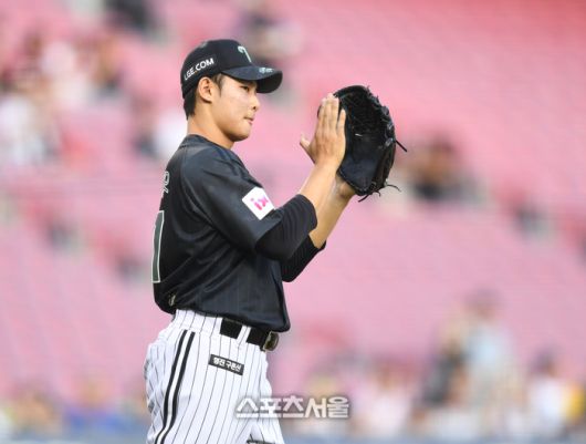 LG 투수 김영우가 17일 서울 잠실구장에서 열린 2025 KBO리그 NC와 경기 3회초 무사1,2루 상대 권희동을 유격수 병살타 처리 후 박수를 치고 있다. 잠실 | 최승섭기자 thunder@sportsseoul.com