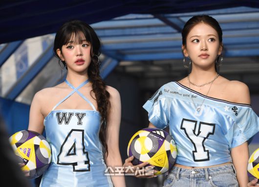 나란히 그라운드로 향하는 장원영과 안유진. 수원 | 박진업 기자 upandup@sportsseoul.com