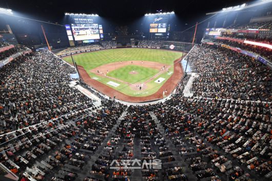 대전 한화생명 볼파크에서 열린 2025 KBO리그 롯데와 한화의 경기에 많은 관중이 찾아 경기를 관전하고 있다. 대전 | 박진업 기자 upanddup@sportsseoul.com