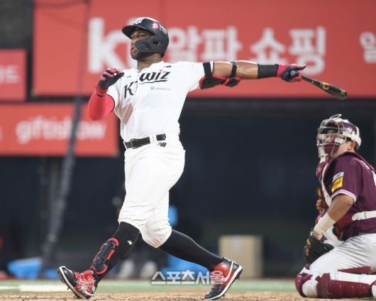 KT 로하스가 수원케이티위즈파크에서 열린 2025 KBO리그 키움과 경기 5회말 1사 1루에서 좌월 홈런을 터뜨리고 있다. 수원 | 최승섭기자 thunder@sportsseoul.com