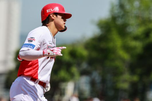 KIA 김도영이 광주-기아 챔피언스 필드에서 열린 2025 KBO리그 정규시즌 LG전에서 3회말 솔로포를 터뜨린 후 베이스를 돌고 있다. 사진 | KIA 타이거즈