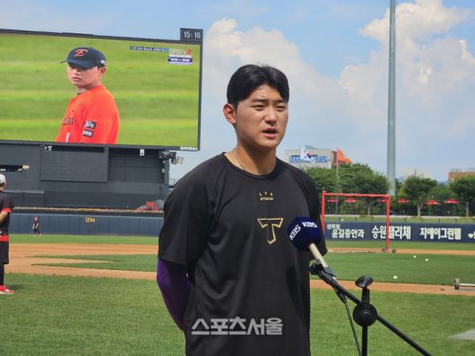 KIA 김도영이 2일 광주-기아 챔피언스 필드에서 열린 2025 KBO리그 한화전에 앞서 훈련을 마친 후 인터뷰를 하고 있다. 뒷편 전광판에는 문동주 등판 모습이 나오고 있다. 광주 | 김동영 기자 raining99@sportsseoul.com