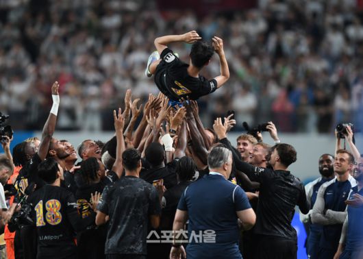 토트넘 선수들이 3일 서울 월드컵경기장에서 열린 2025 쿠팡플레이 시리즈 뉴캐슬과 경기 후 손흥민을 헹가래하고 있다. 2025. 8. 3.최승섭기자 thunder@sportsseoul.com