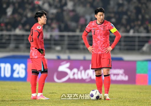 대한민국 축구대표팀 이강인(왼쪽)과 손흥민이 20일 고양종합운동장에서 열린 2026 북중미 월드컵 아시아지역 최종 예선 오만과의 경기에서 프리킥을 준비하고 있다. 2025. 3. 20. 고양 | 박진업 기자 upandup@sportsseoul.com