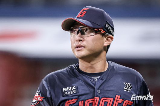 박세웅이 투구를 마친 뒤 그라운드를 바라보고 있다. 사진 | 롯데 자이언츠