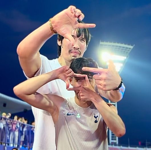 최홍만이 슨흥민과 함께 찰칵 세리머니를 연출하고 있다.  사진 | 올파이츠유니버스