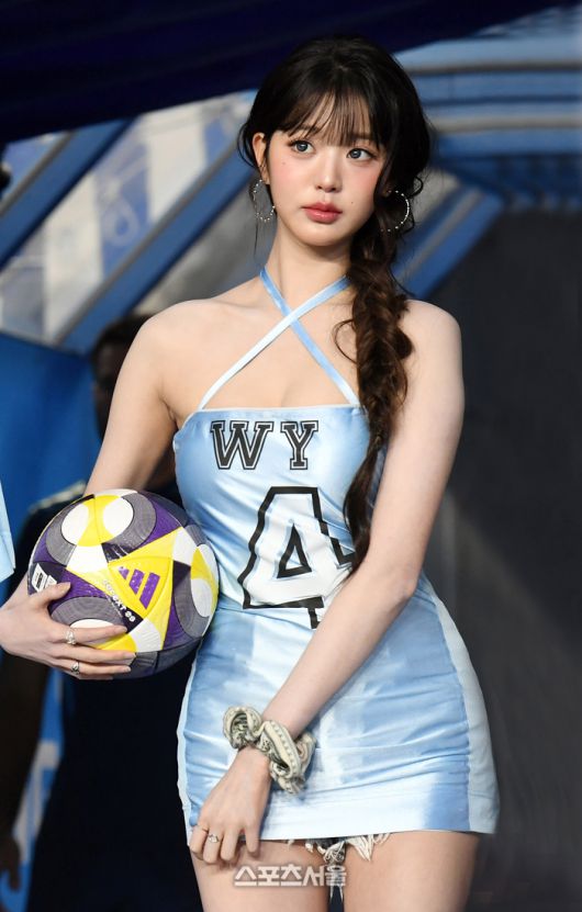 아이브 장원영이 30일 수원월드컵경기장에서 열린 2025 쿠팡플레이시리즈 팀K리그와 뉴캐슬 유나이티드FC의 친선경기에 앞서 시축을 위해 그라운드로 입장하고 있다. 2025. 7. 30. 수원 | 박진업 기자 upandup@sportsseoul.com