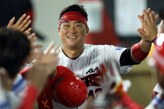 KIA 김태군이 광주-기아 챔피언스 필드에서 열린 2025 KBO리그 키움전에서 득점에 성공한 후 동료들의 축하를 받고 있다. 사진 | KIA 타이거즈