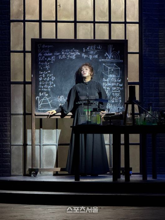 뮤지컬 배우 박혜나가 7일 뮤지컬 ‘마리 퀴리’ 프레스콜에서 ‘마리 스클로도프스카 퀴리’ 솔로곡 ‘두드려’를 시연하고 있다. 사진 | 표권향 기자 gioia@sportsseoul.com