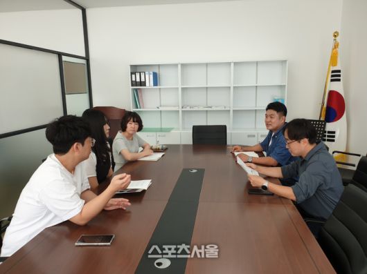 임은재 팀장, 김일구 주무관, 박선욱 주무관,  김경민 주무관이 빙하미술관 김동현 운영팀장(오른쪽 에서 두번째)과 마케팅 협력사항을 협의하고 있다.  김경민 주무관(왼쪽에서 두번째)은 5년차 공무원이지만 2021년 관광과에 합류한 최고참이다. 대학에서 관광을 전공하고 서울의 호텔에서 근무하다 고향인 원주로 돌아와 시청 공무원이 됐다. 소금산그랜드밸리의 “시작과 현재, 미래를 함께한다”는 자부심이 느껴진다. 원주 관광의 발전과 함께 성장하는 자신의 모습을 동일시 하는 진짜 원주의 관광인이다.