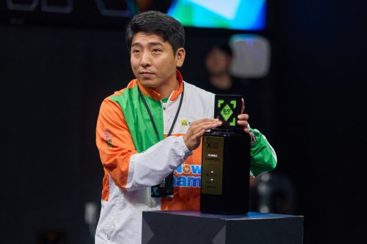 전남드래곤즈 e스포츠 유창호가 10일 부산 서면 부산e스포츠경기장에서 열린 2025 KEL FC모바일 결승전 승리 후 세리머니를 하고 있다. 사진 | 한국e스포츠협회