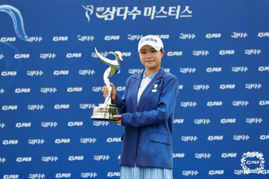 고지원이 10일 서귀포 사이프러스 골프&리조트에서 열린 KLPGA투어 제주삼다수 마스터스에서 생애 첫 우승을 차지한 뒤 포즈를 취하하고 있다. 사진 | KLPGA