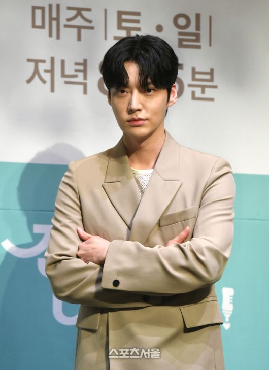 안재현이 22일 라마다서울신도림호텔에서 열린  KBS 2TV 새 주말드라마 ‘진짜가 나타났다!’ 제작발표회에서 포토타임을 갖고 있다. 최승섭기자 thunder@sportsseoul.com