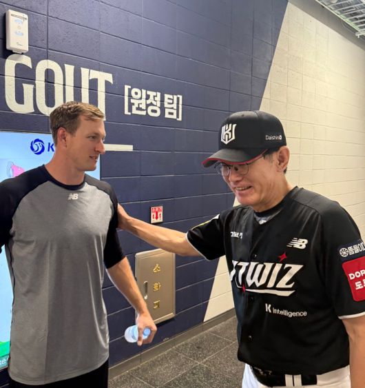 스티븐슨이 이강철 감독과 얘기를 나누고 있다. 사진 | KT 위즈