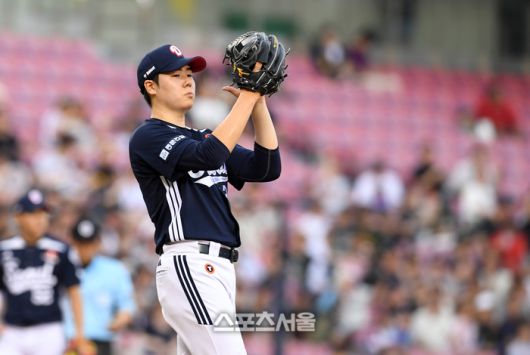 두산 최승용이 5일 서울 잠실구장에서 열린 2025 KBO리그 LG와 경기 1회말 1사 1루 상황에서 LG 오스틴을 상대로 병살타를 유도한 뒤 내야수들을 향해 박수를 보내고  있다. 잠실 | 박진업 기자 upandup@sportsseoul.com