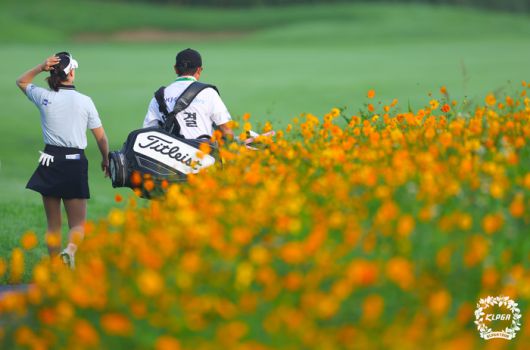 제주 서귀포 사이프러스 골프&리조트에서 열린 KLPGA투어 제주삼다수 마스터스에 출전한 박결이 꽃밭을 지나 이동하고 있다. 사진 | KLPGA