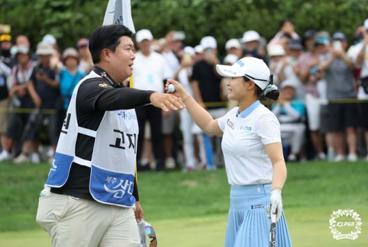 고지원이 10일 서귀포 사이프러스 골프&리조트에서 열린 KLPGA투어 제주삼다수 마스터스에서 생애 첫 우승을 차지한 뒤 캐디와 기쁨을 나누고 있다. 사진 | KLPGA