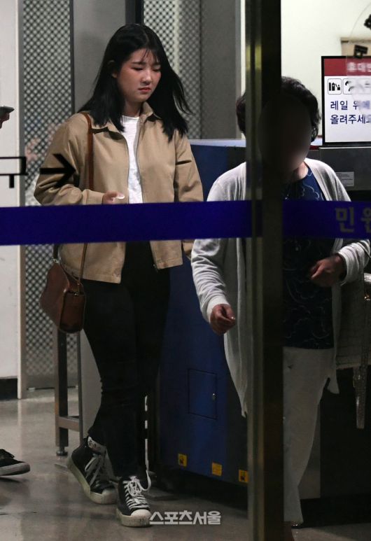 ‘이모 할머니’와 서울가정법원을 나오는 故 최진실의  최준희. 스포츠서울 DB.