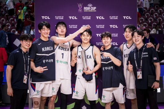 남자농구 대표팀 유기상(가운데)이 11일(한국시간) 사우디아라비아 제다에서 열린 2025 국제농구연맹(FIBA) 아시아컵 A조 조별라운드 최종전 레바논전 승리 후 경기 MVP에 선정됐다. 사진 | FIBA