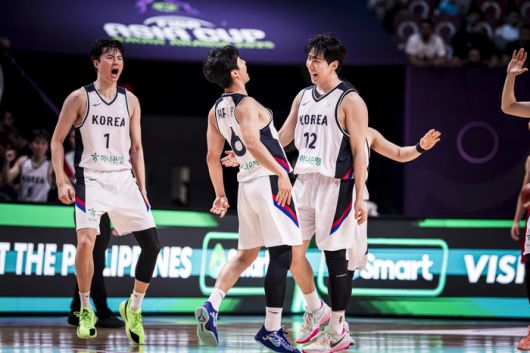 남자농구 대표팀 박지훈(가운데)이 11일(한국시간) 사우디아라비아 제다에서 열린 2025 국제농구연맹(FIBA) 아시아컵 A조 조별라운드 최종전 레바논전 2쿼터 막판 3점슛을 성공한 후 환호하고 있다. 사진 | FIBA