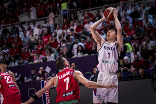 남자농구 대표팀 이현중(오른쪽)이 11일(한국시간) 사우디아라비아 제다에서 열린 2025 국제농구연맹(FIBA) 아시아컵 A조 조별라운드 최종전 레바논전에서 3점슛을 던지고 있다. 사진 | FIBA