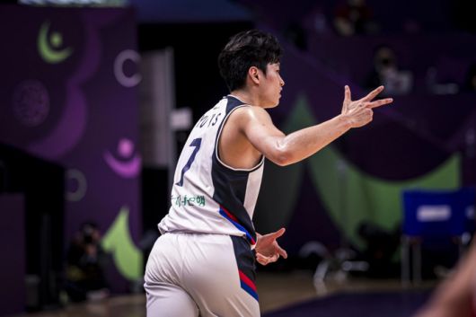 남자농구 대표팀 유기상이 11일(한국시간) 사우디아라비아 제다에서 열린 2025 국제농구연맹(FIBA) 아시아컵 A조 조별라운드 최종전 레바논전에서 3점슛을 넣은 후 세리머니를 하고 있다. 사진 | FIBA