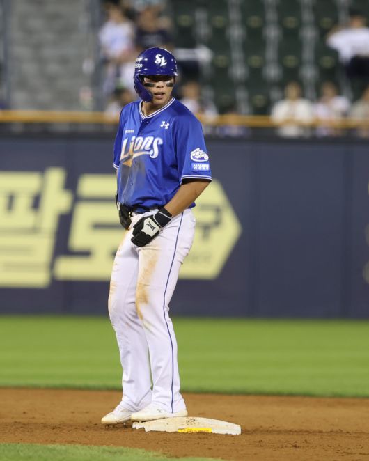 삼성 김영웅이 1일 잠실구장에서 열린 2025 KBO리그 두산전에서 9회초 번트 안타로 출루한 후 상대 실책 때 2루를 밟았다. 사진 | 삼성 라이온즈