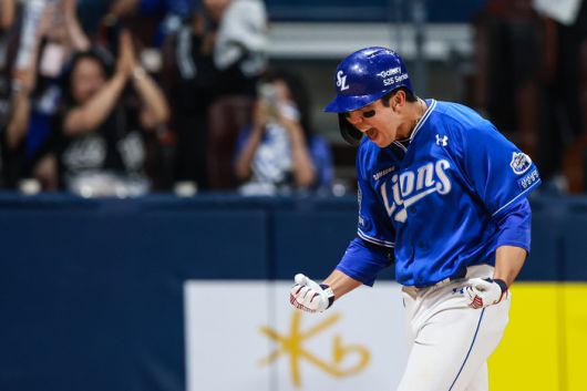 삼성 김영웅이 20일 고척스카이돔에서 열린 2025 KBO리그 정규시즌 키움전에서 9회초 역전 솔로포를 날린 후 베이스를 돌며 포효하고 있다. 사진 | 삼성 라이온즈