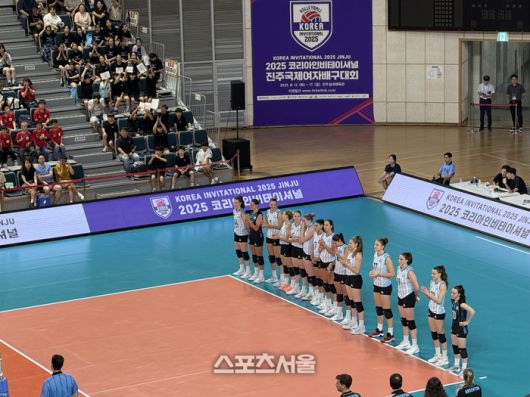 아르헨티나 선수들이 12일 진주체육관에서 열린 코리아 인비테이셔널 한국과의 경기를 앞두고 박수 치고 있다.진주 | 정다워 기자