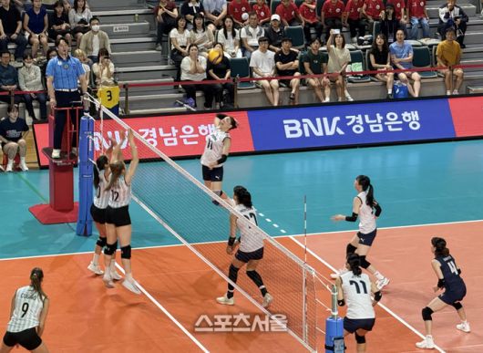 한국 여자배구대표팀이 12일 진주체육관에서 열린 코리아 인비테이셔널 아르헨티나전에서 공격을 시도하고 있다.진주 | 정다워 기자