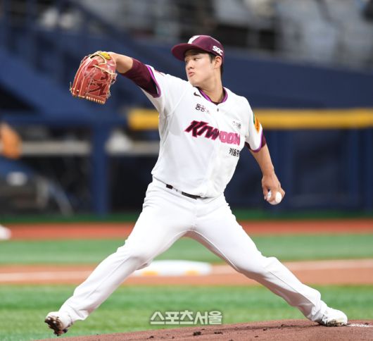 키움 투수 정현우가 18일 서울 고척스카이돔에서 열린 2025 KBO리그 시범경기 롯데와 경기에서 역투하고 있다. 고척 | 최승섭기자 thunder@sportsseoul.com