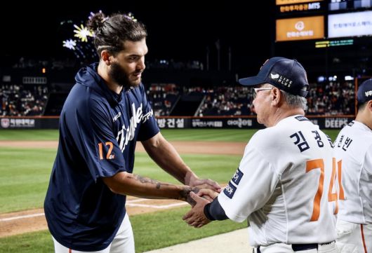 코디 폰세와 김경문 감독이 악수를 하고 있다. 사진 | 한화 이글스