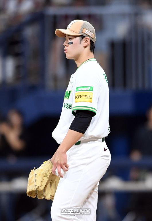 키움 정현우가 24일 서울 고척스카이돔에서 열린 2025 KBO리그 롯데와 경기 5회초 1사 1-3루 상황에서 보크로 실점한 뒤 어리둥절해하고 있다. 고척 | 박진업 기자 upandup@sportsseoul.com
